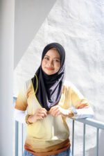 ALL BLACK YELLOW SPORT JERSEY HEEJAB